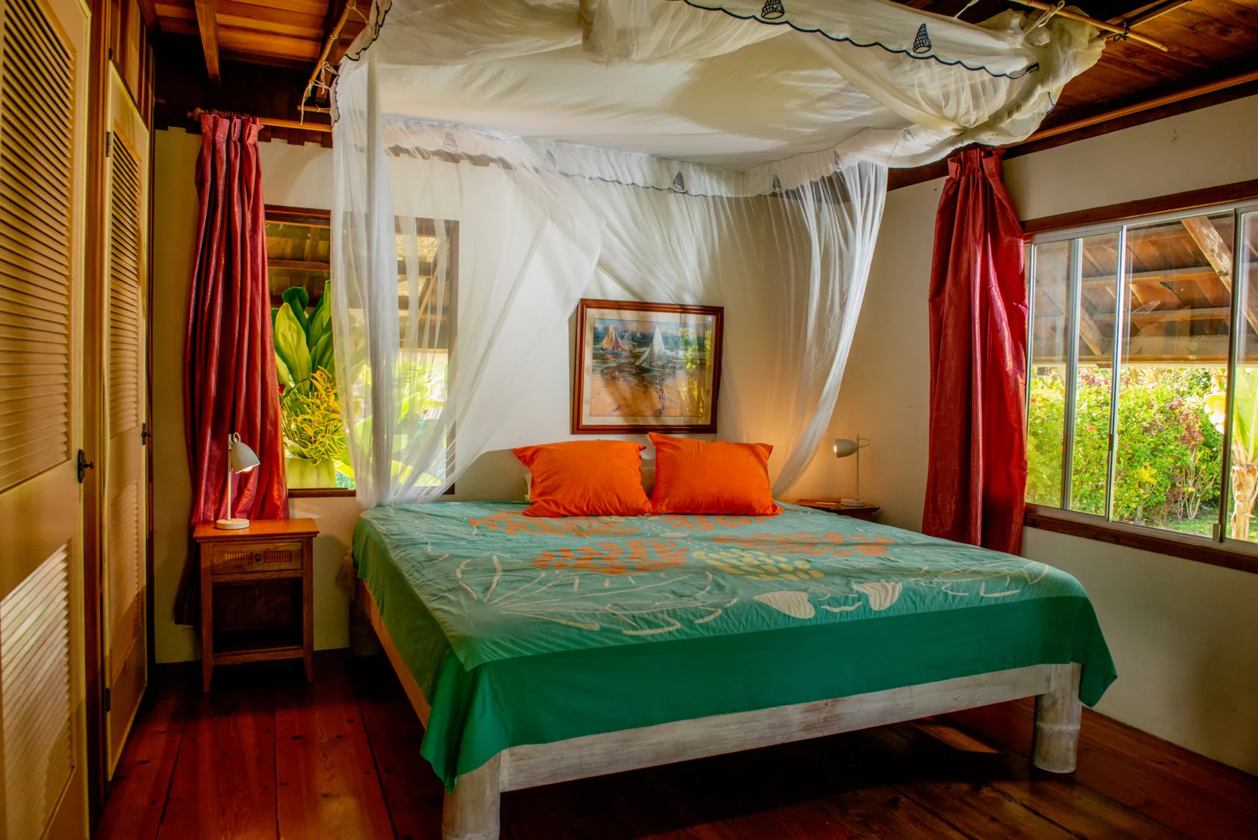 La chambre côté jardin et son lit à baldaquin