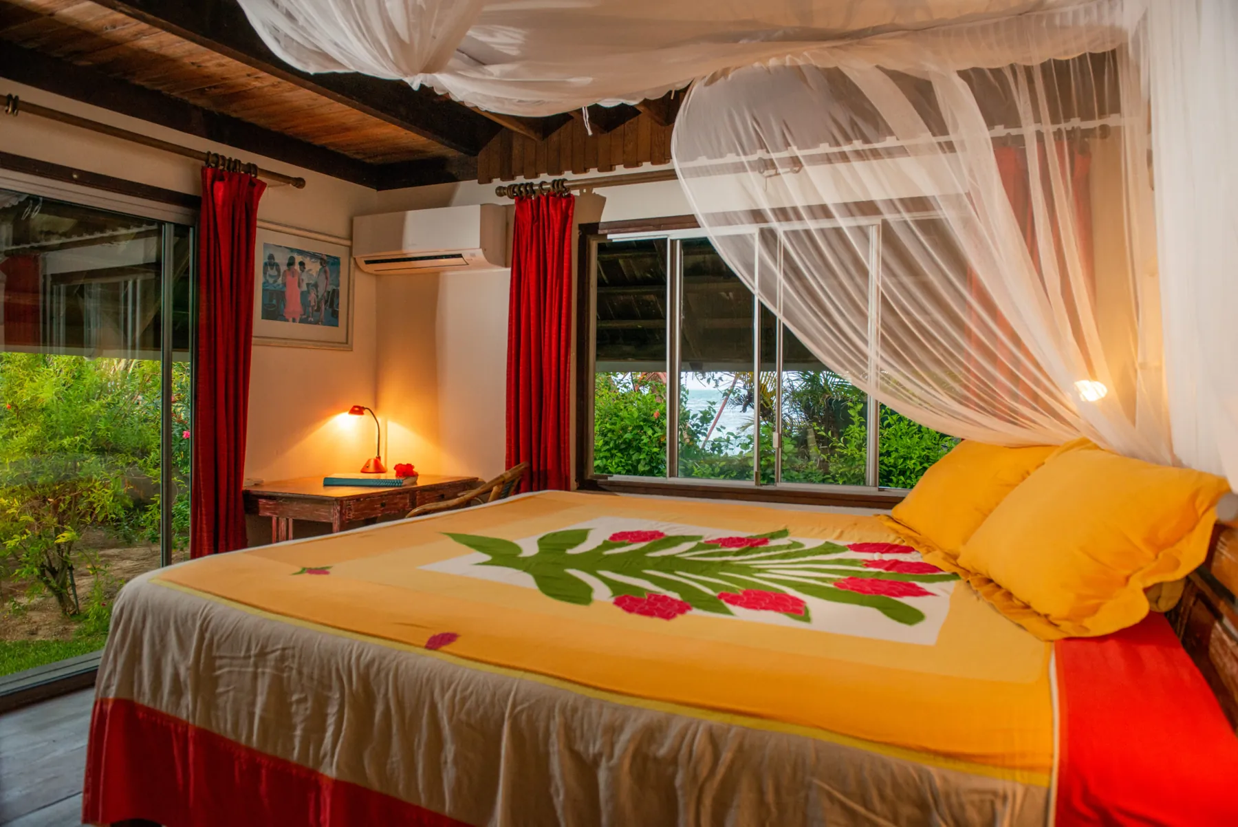 La chambre côté mer, climatisée : lit king et moustiquaire